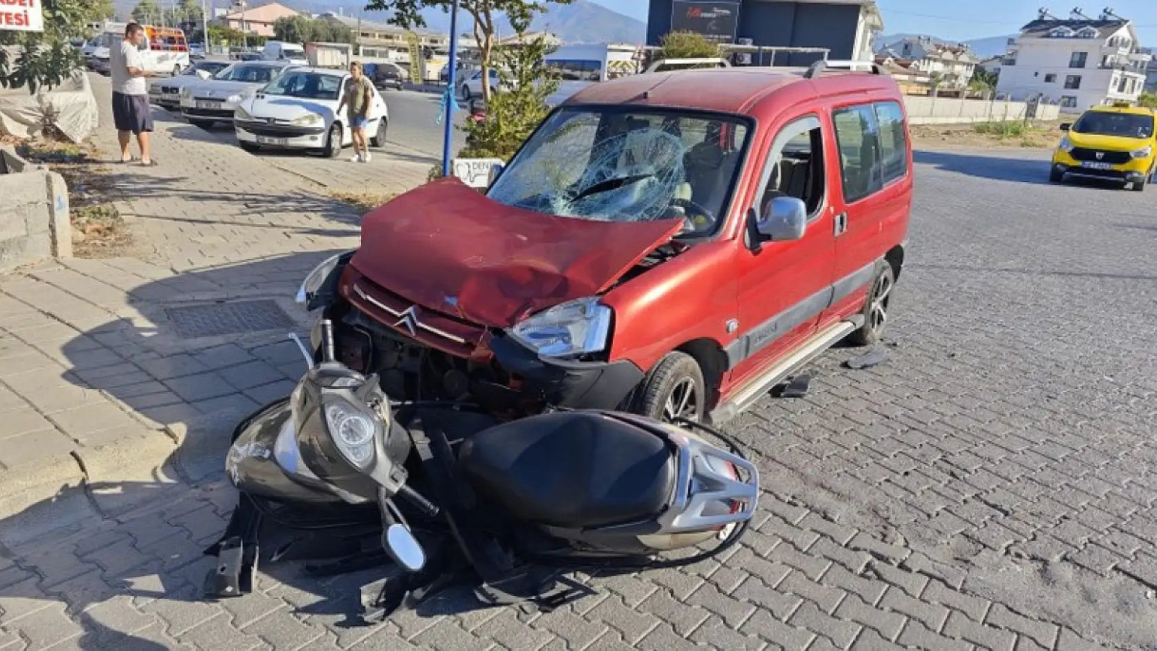 Fethiye'de Otomobille Motosiklet Çarpıştı: 2 Yaralı