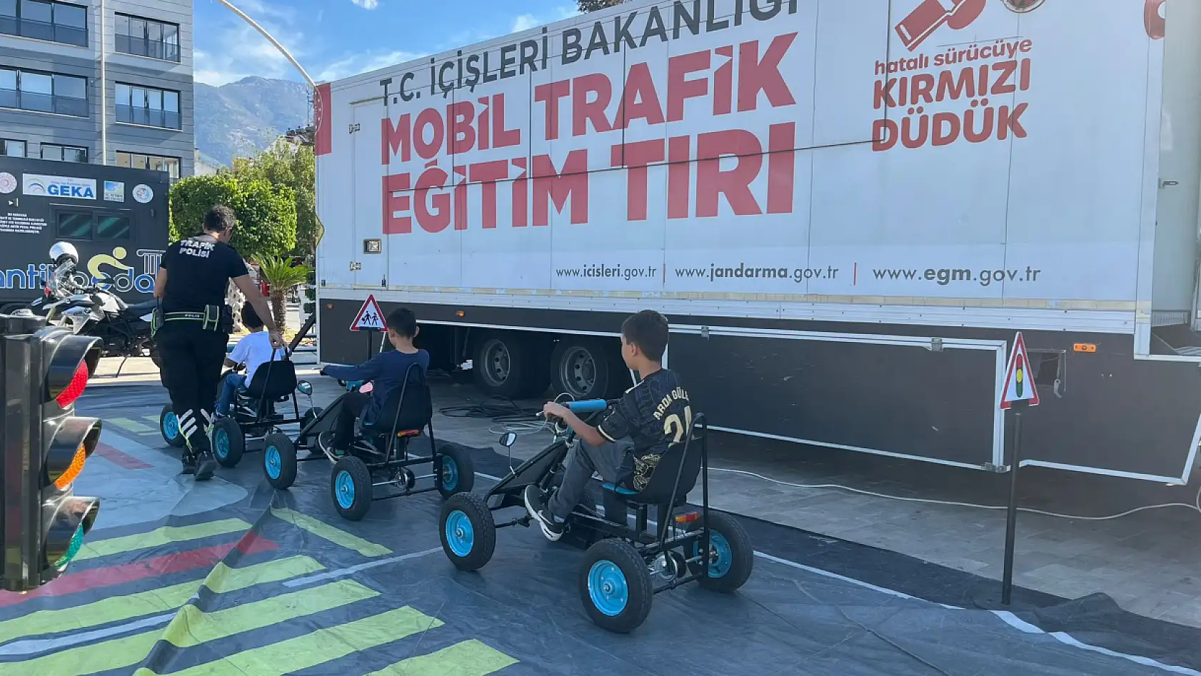 Mobil Trafik Eğitim Tırı Fethiye Beşkaza Meydanı'nda
