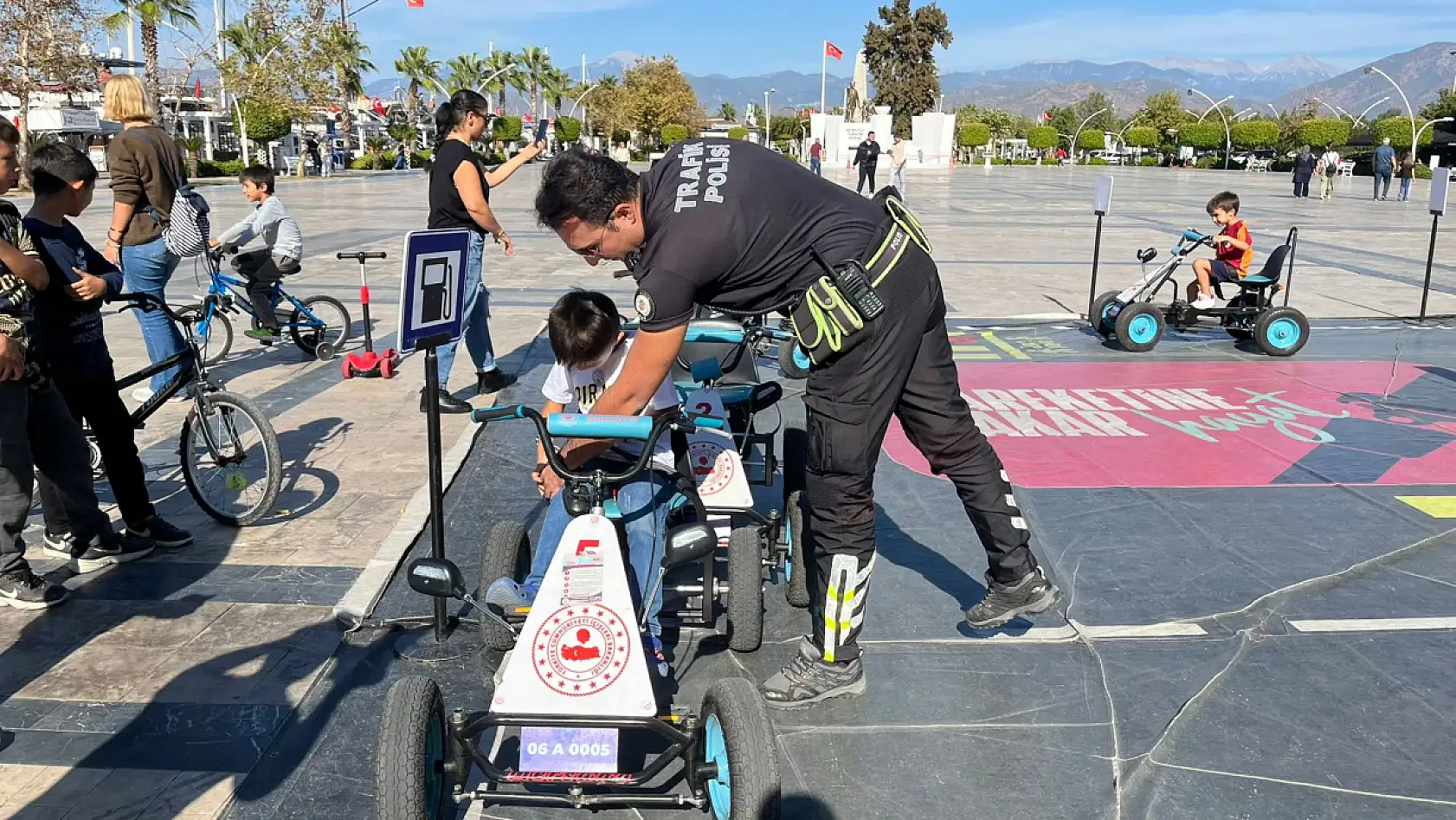 Mobil Trafik Eğitim Tırı Fethiye Beşkaza Meydanı'nda