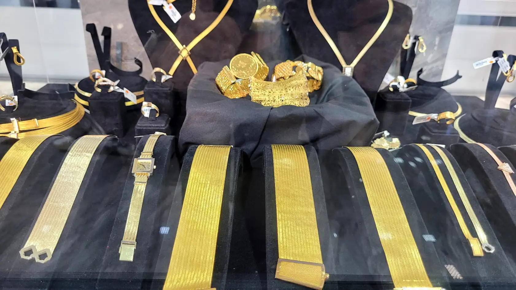 Fethiye'de altına yoğun ilgi: Gram altın 6 Bin 900 seviyelerinde