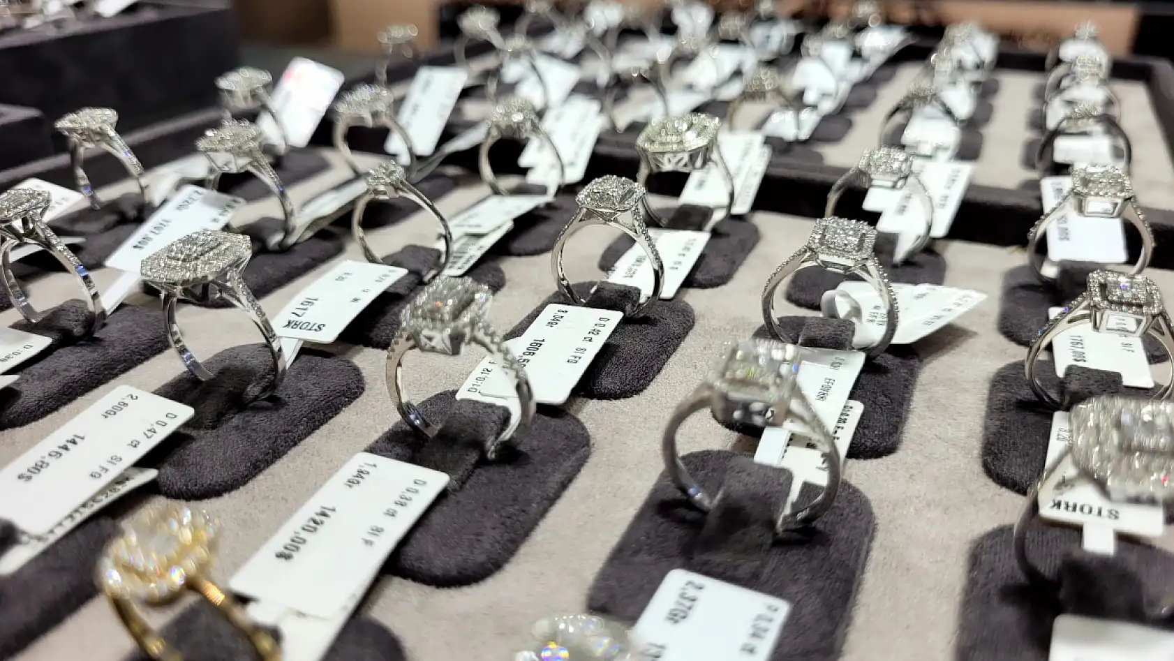 Fethiye Blue Diamond'da yılbaşı öncesi pırlanta ve altına yoğun ilgi