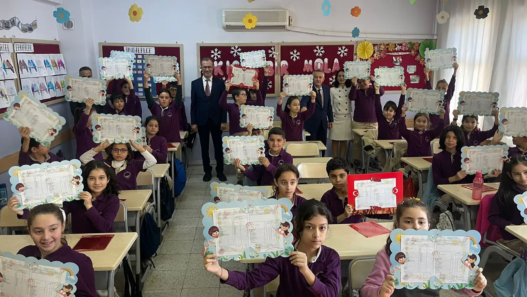 Fethiye Kaymakamı Ertaş öğrencilerin karne sevincine ortak oldu