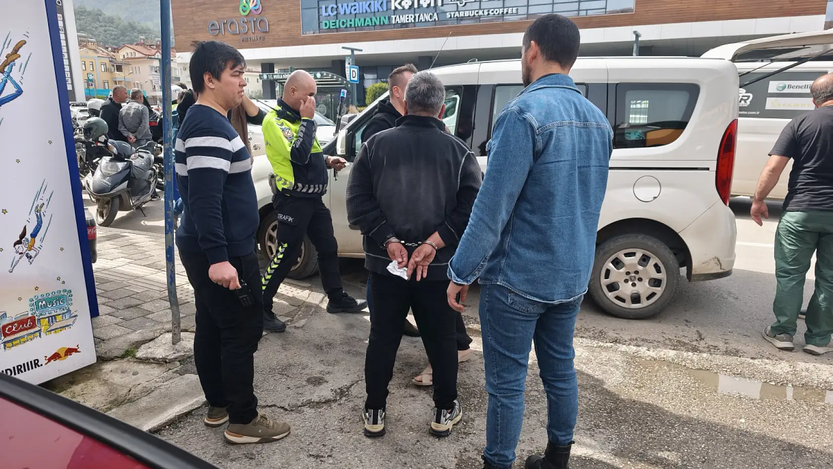 Fethiye'de kızına ceza yazdılar diye polislere hakaret ve küfür etti! Kelepçelenerek karakola götürüldü