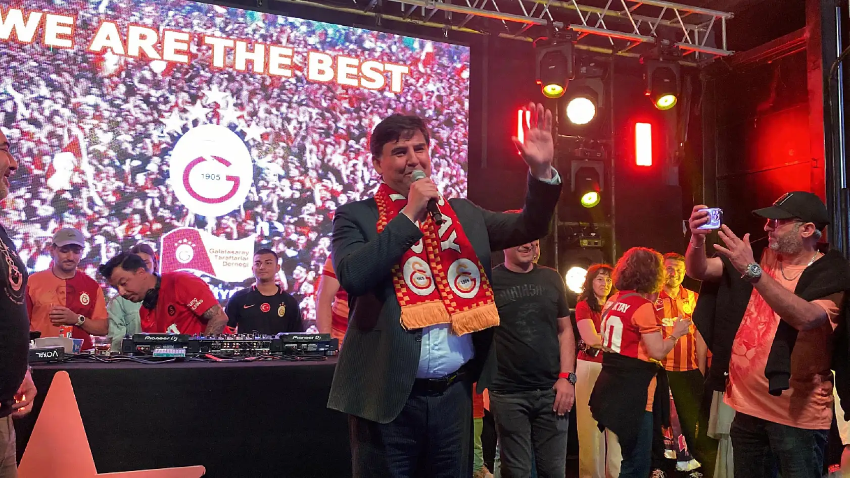 Fenerbahçeli Başkan'dan Galatasaray atkısıyla kutlama