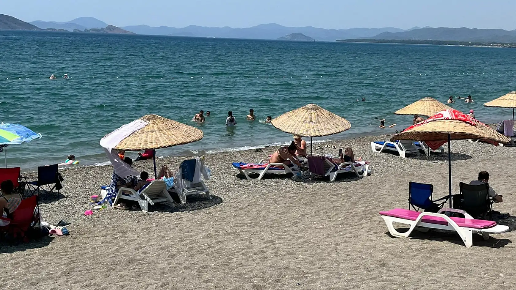 Fethiye'de Termometreler 42 Dereceyi Gösterdi, Çalış Plajı Tatilcilerle Doldu