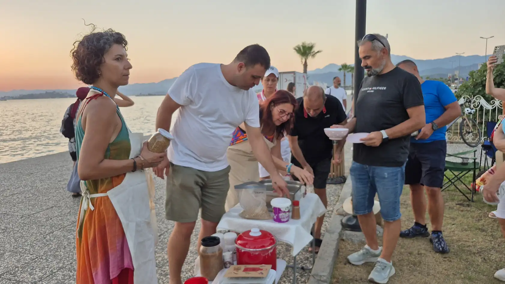 Fethiye'de İmece Usulüyle Aşure Etkinliği: Geleneksel Tatlar Sahilde Vatandaşlarla Buluştu