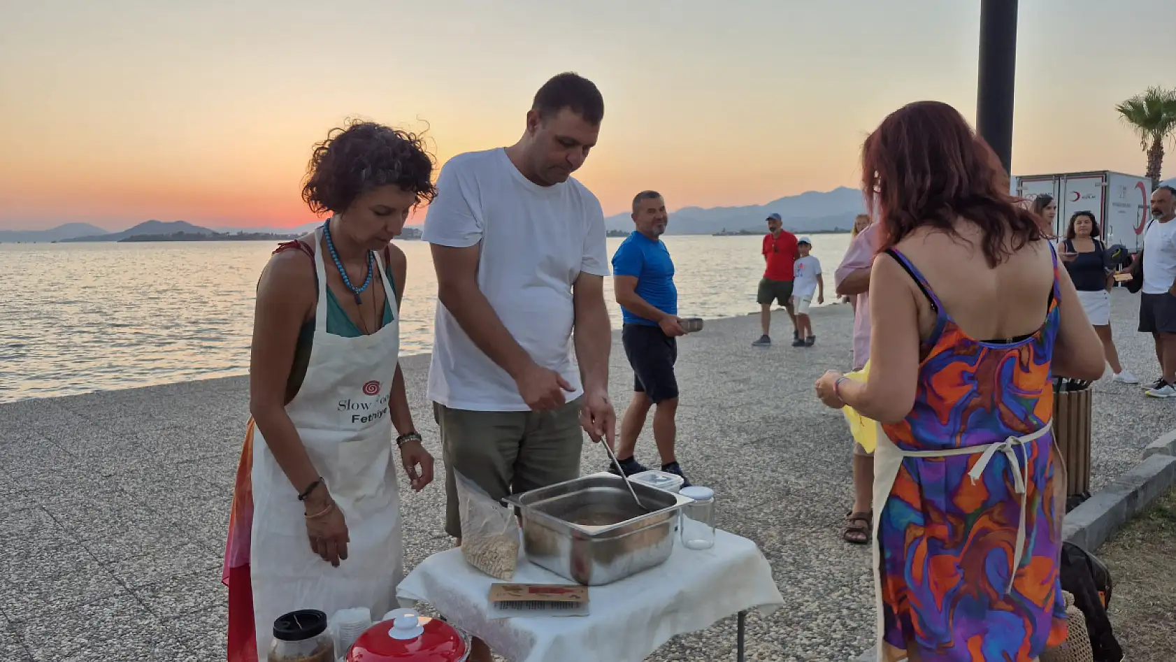 Fethiye'de İmece Usulüyle Aşure Etkinliği: Geleneksel Tatlar Sahilde Vatandaşlarla Buluştu