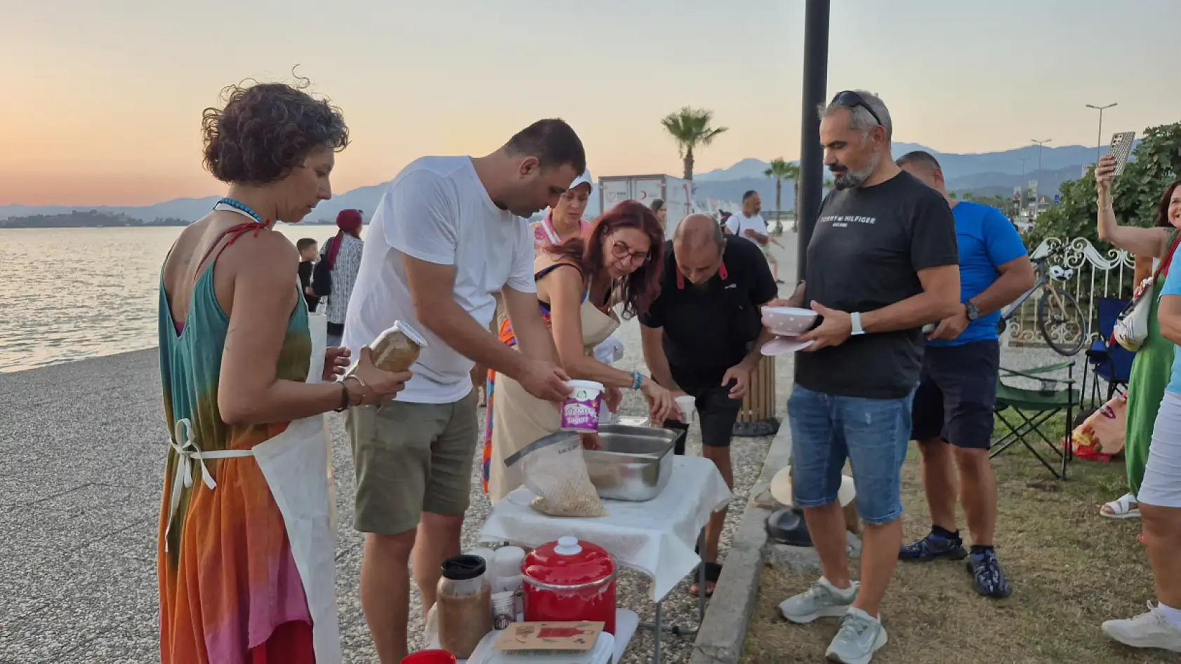 Fethiye'de İmece Usulüyle Aşure Etkinliği: Geleneksel Tatlar Sahilde Vatandaşlarla Buluştu