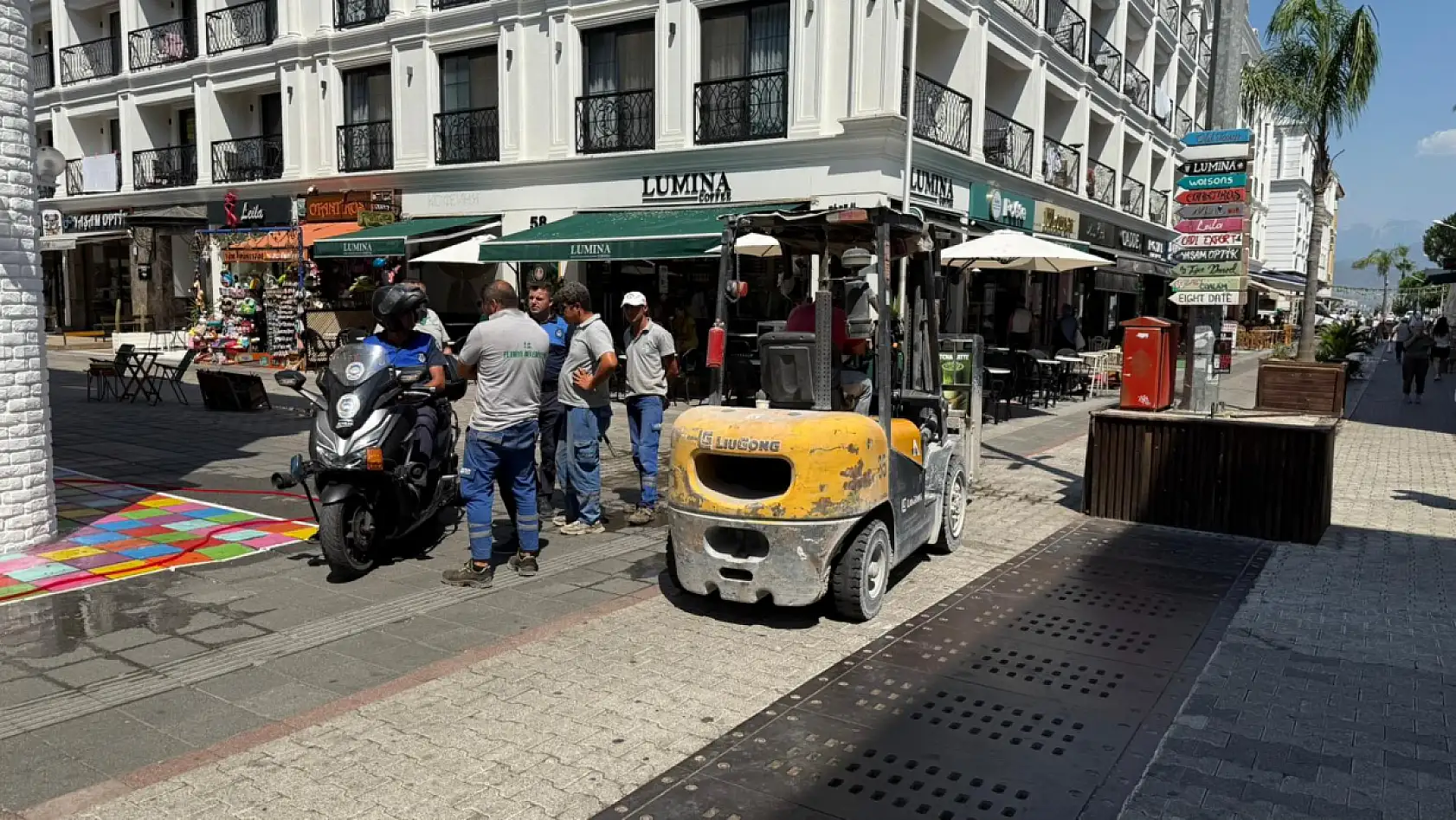 Fethiye'de Dispanser Sokak'ta Bank ve Çiçeklikler Kaldırıldı, Esnaftan Tepki