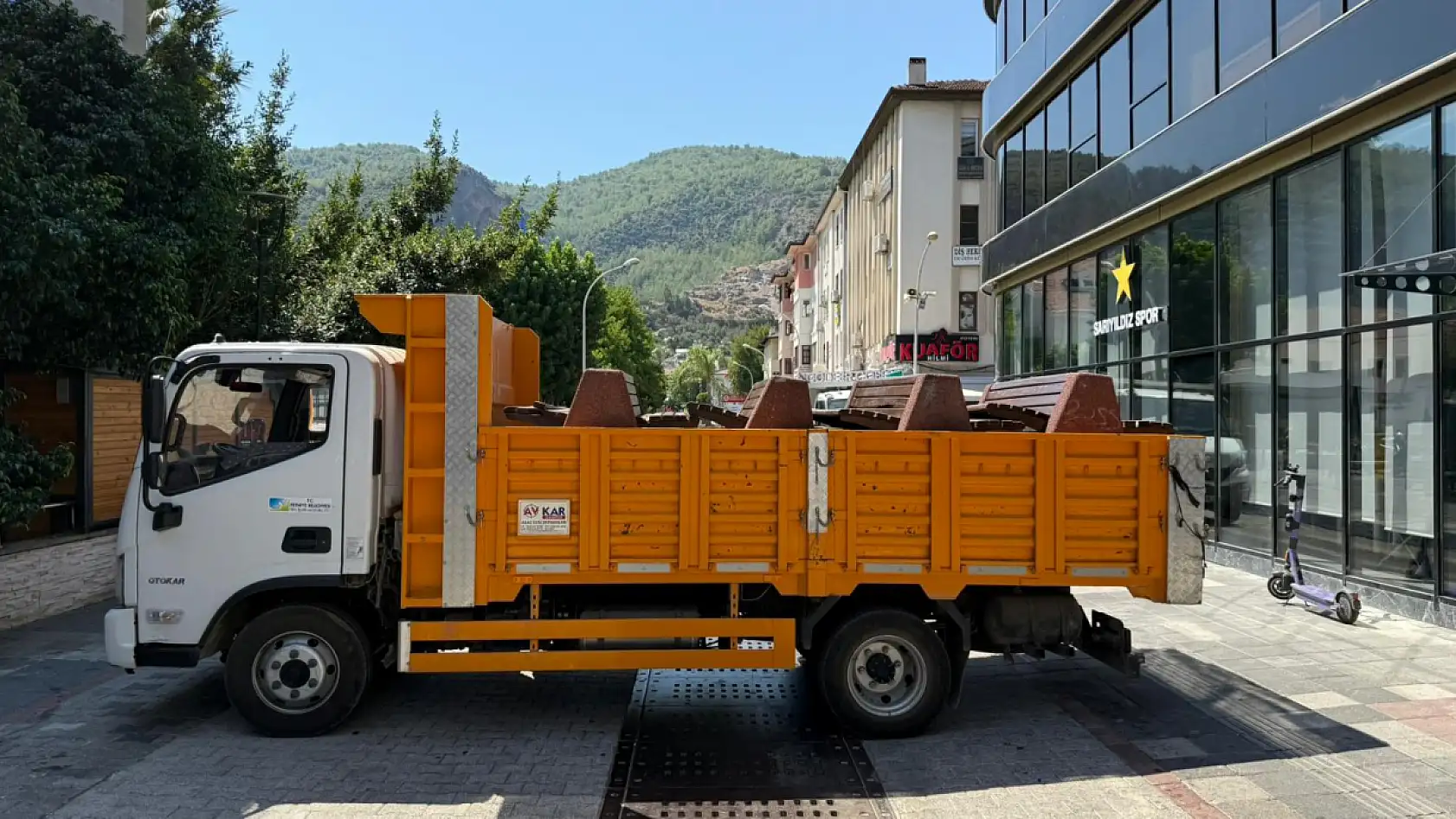 Fethiye'de Dispanser Sokak'ta Bank ve Çiçeklikler Kaldırıldı, Esnaftan Tepki
