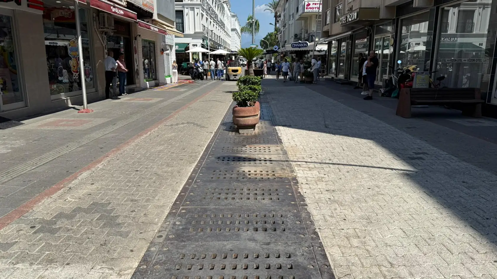 Fethiye'de Dispanser Sokak'ta Bank ve Çiçeklikler Kaldırıldı, Esnaftan Tepki