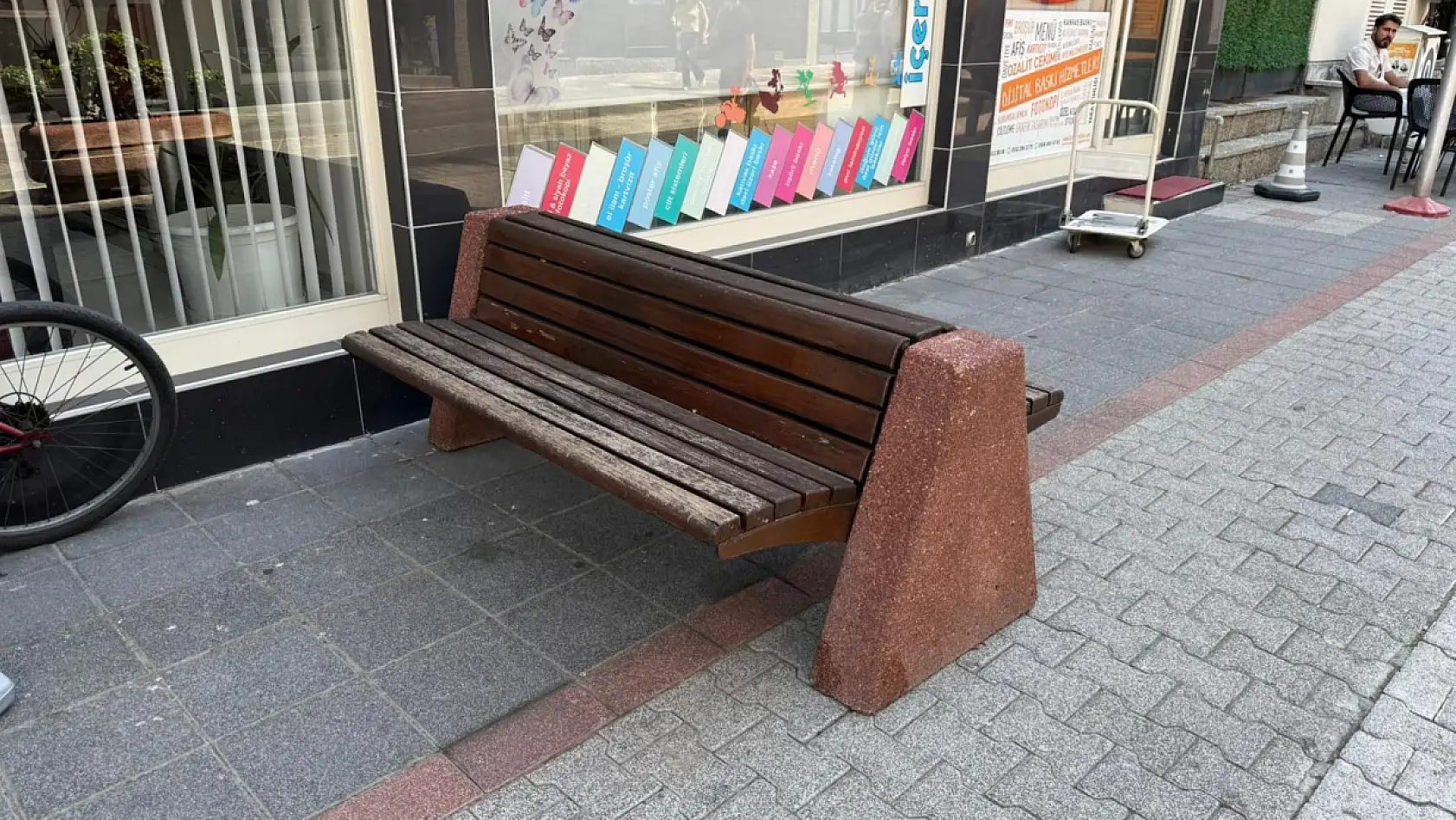 Fethiye'de Dispanser Sokak'ta Bank ve Çiçeklikler Kaldırıldı, Esnaftan Tepki