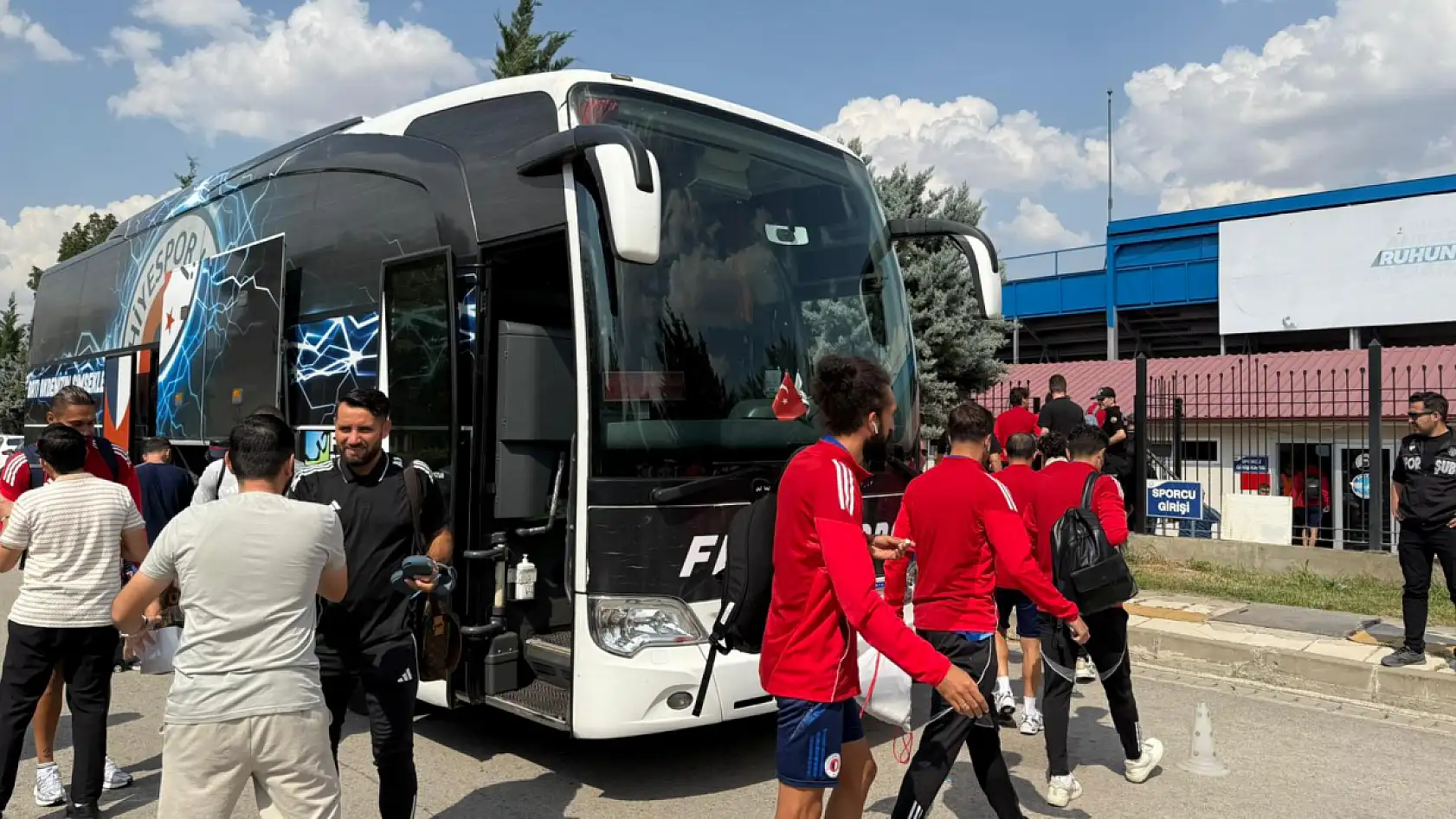 Fethiyespor, maçın oynanacağı sahaya giriş yaptı