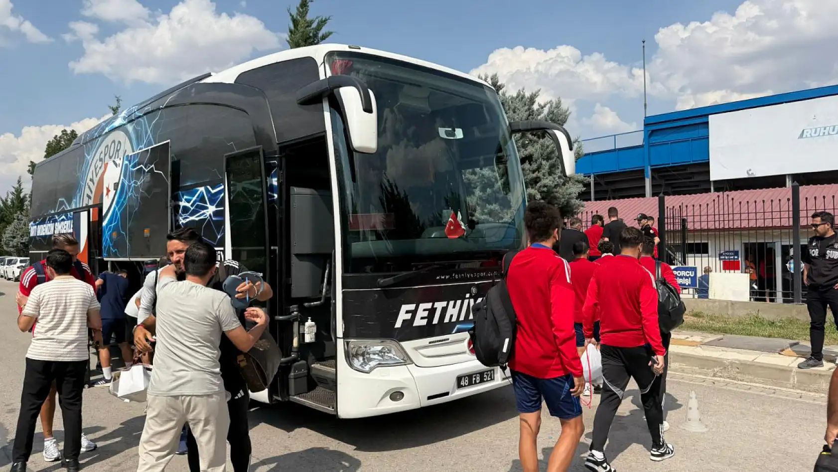 Fethiyespor, maçın oynanacağı sahaya giriş yaptı