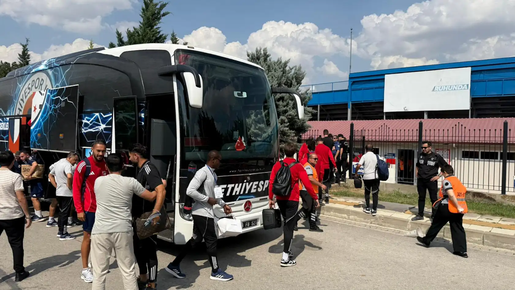 Fethiyespor, maçın oynanacağı sahaya giriş yaptı