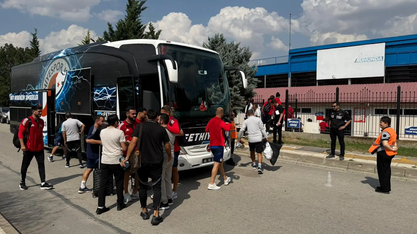 Fethiyespor, maçın oynanacağı sahaya giriş yaptı