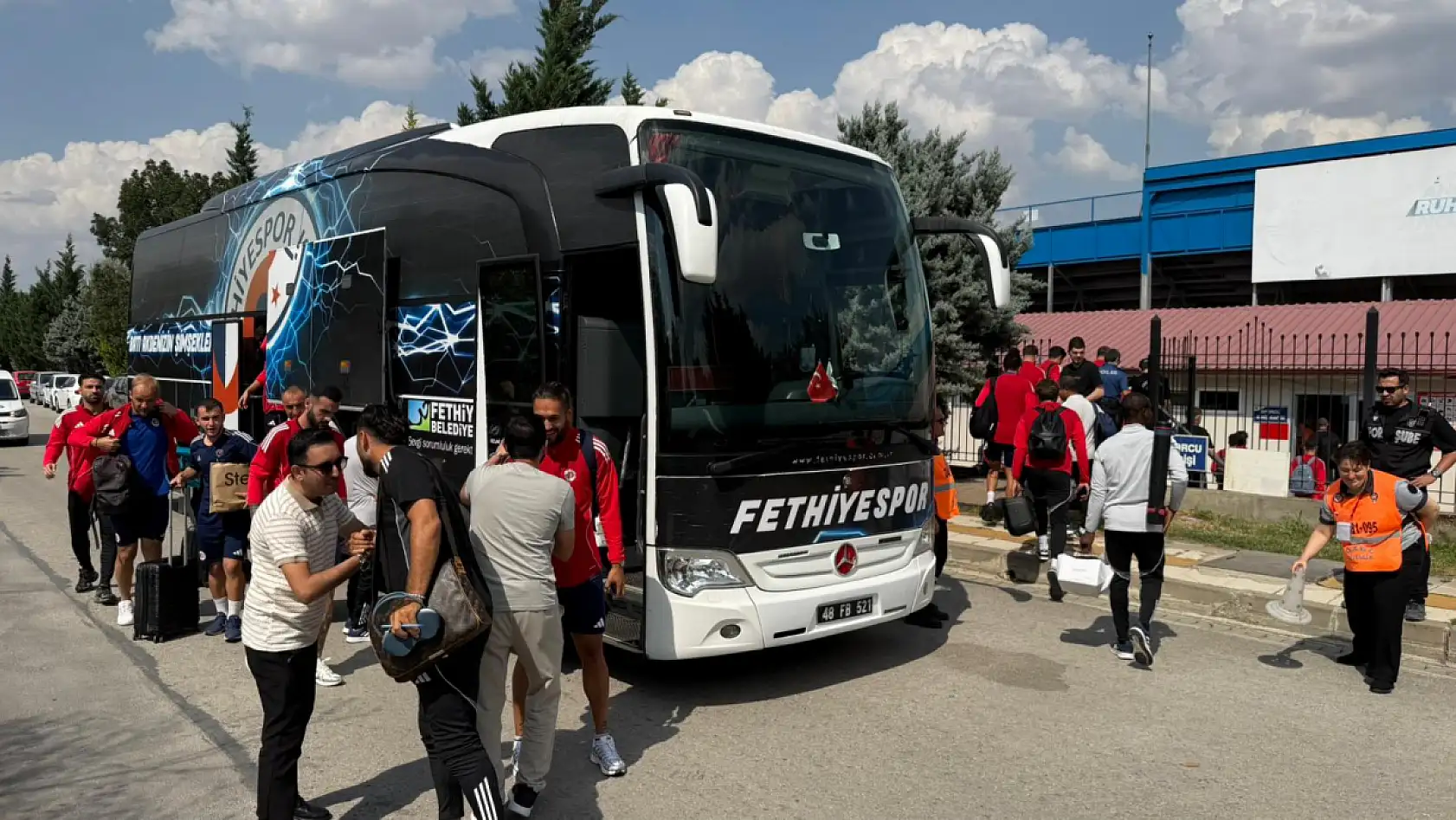 Fethiyespor, maçın oynanacağı sahaya giriş yaptı