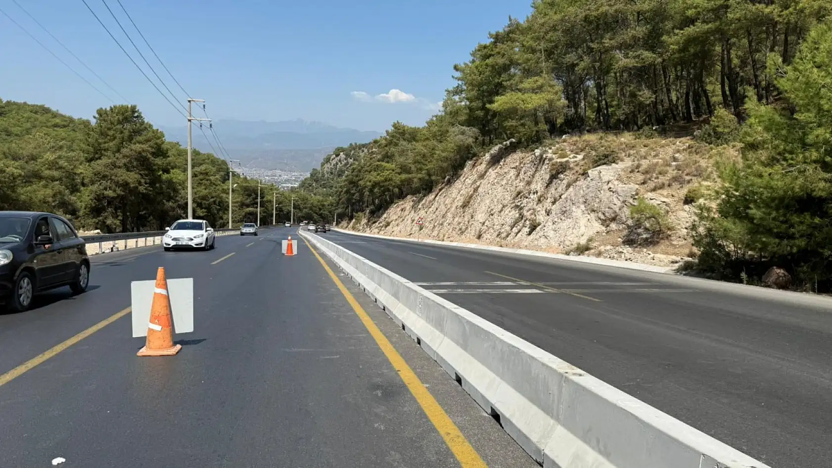 Fethiye Ölüdeniz yolunda refüj beton bariyer çalışmaları devam ediyor