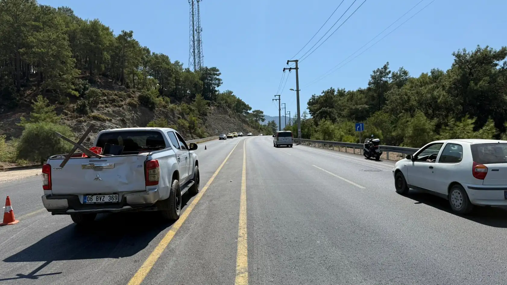 Fethiye Ölüdeniz yolunda refüj beton bariyer çalışmaları devam ediyor