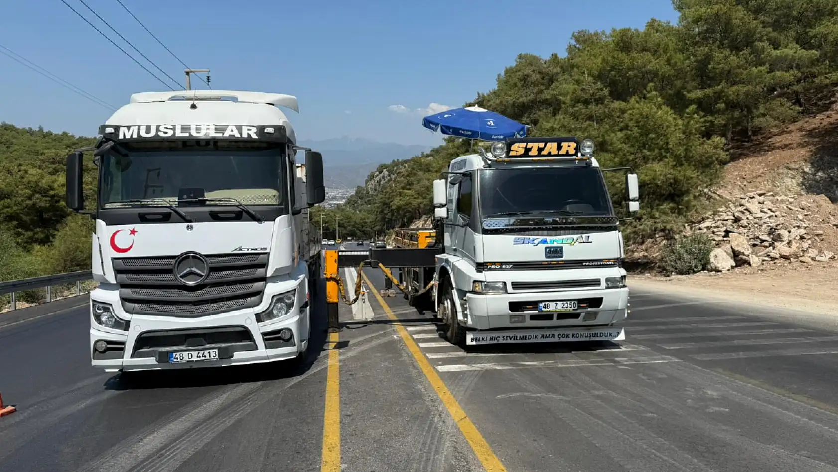 Fethiye Ölüdeniz yolunda refüj beton bariyer çalışmaları devam ediyor
