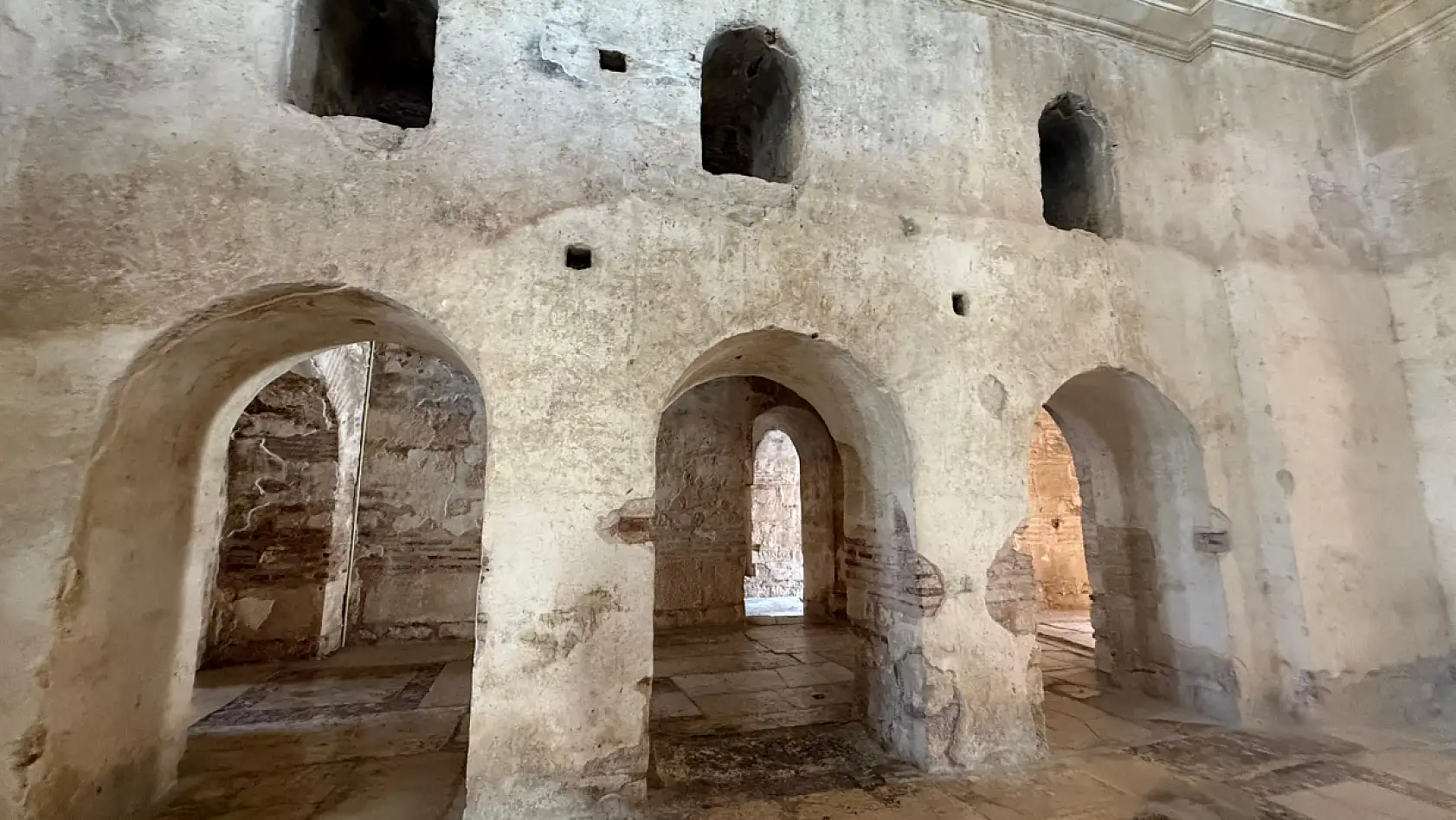 Antalya Demre'deki Aziz Nikolaos Kilisesi Turist Akınına Uğruyor