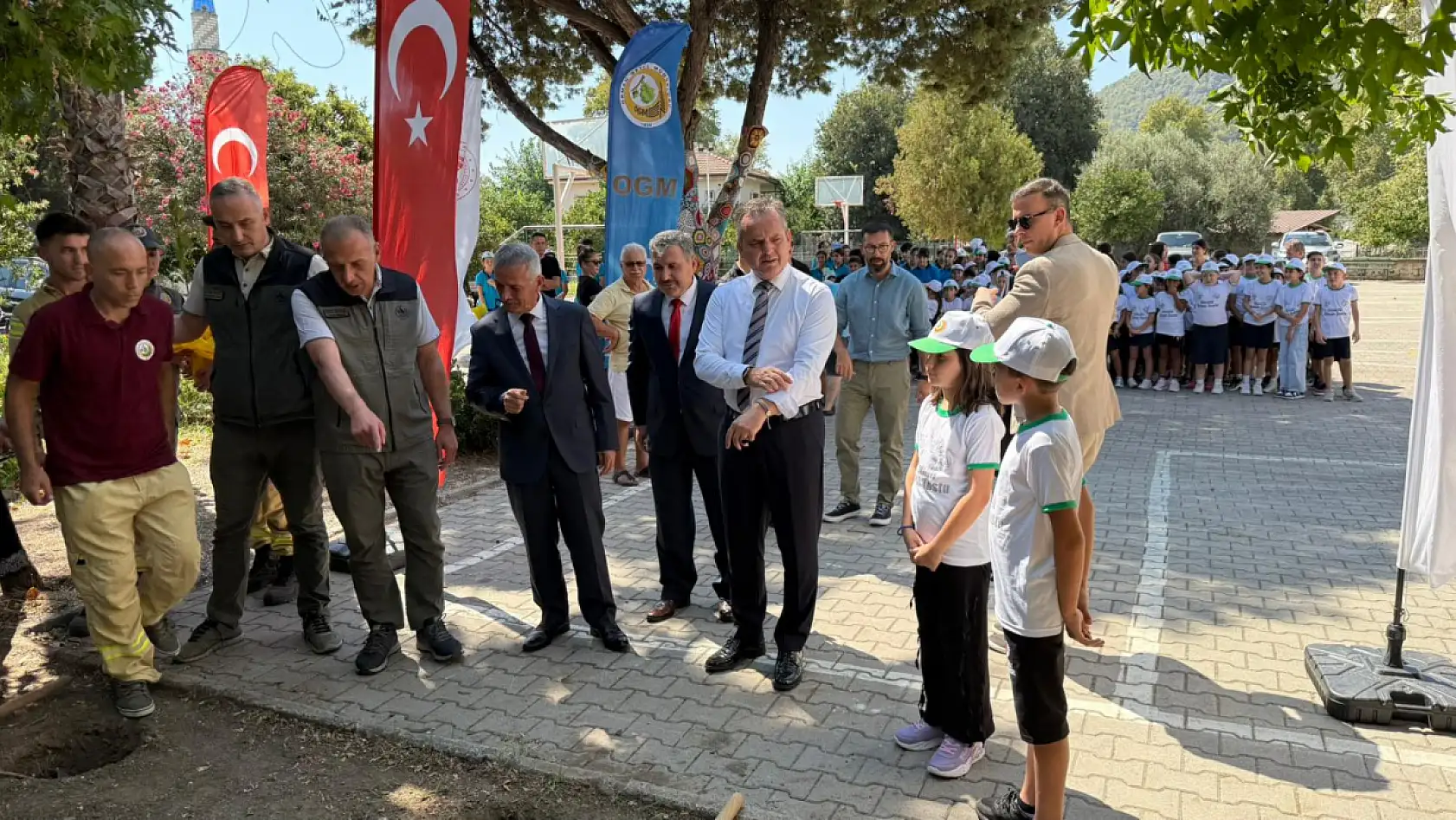 Fethiye'de Öğrencilerle Fidan Dikimi Etkinliği Düzenlendi