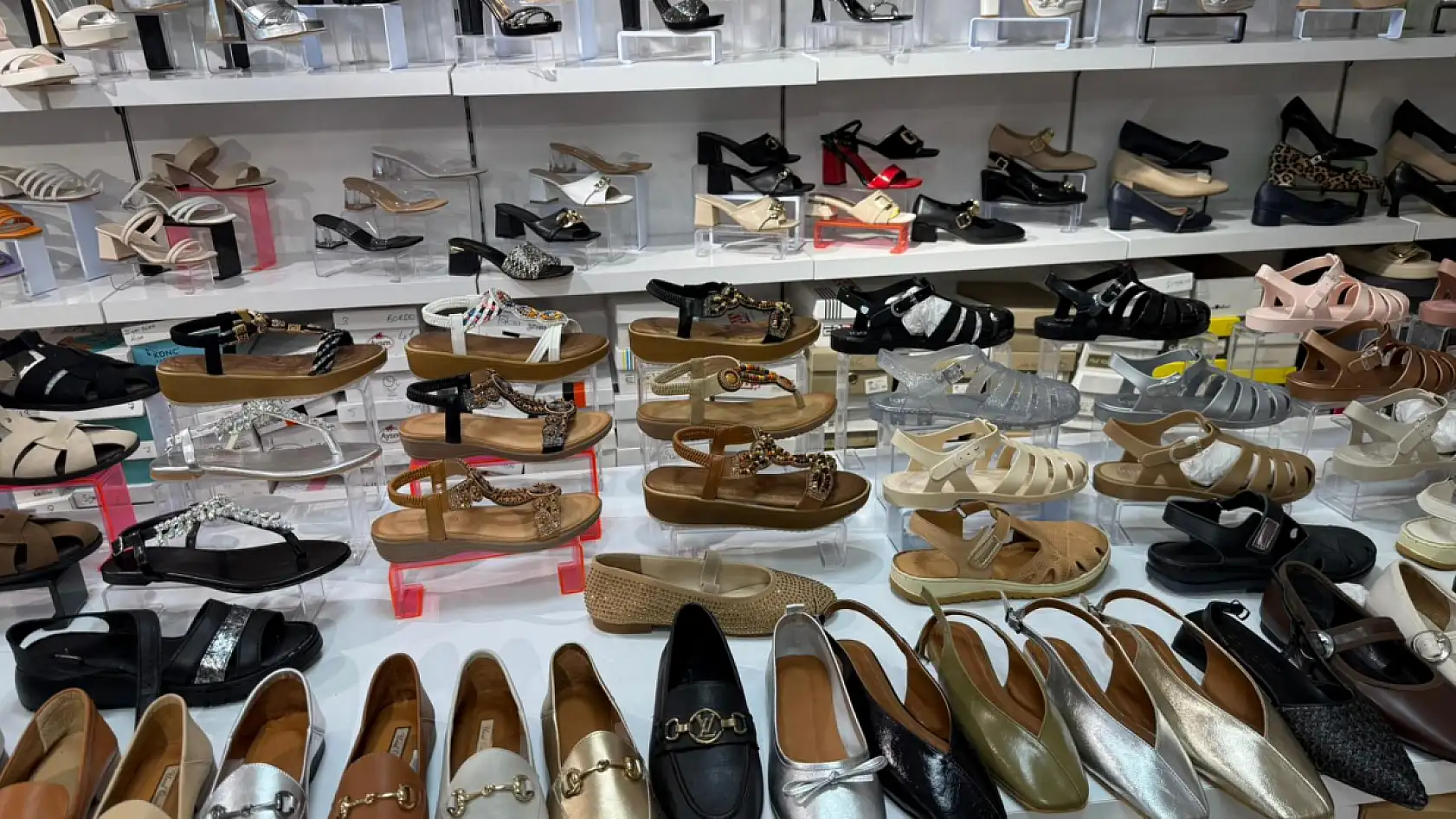 Fethiye'de Terlik Satışları Sezonu Kapattı: Yabancılar Deri Terliklere Yoğun İlgi Gösterdi