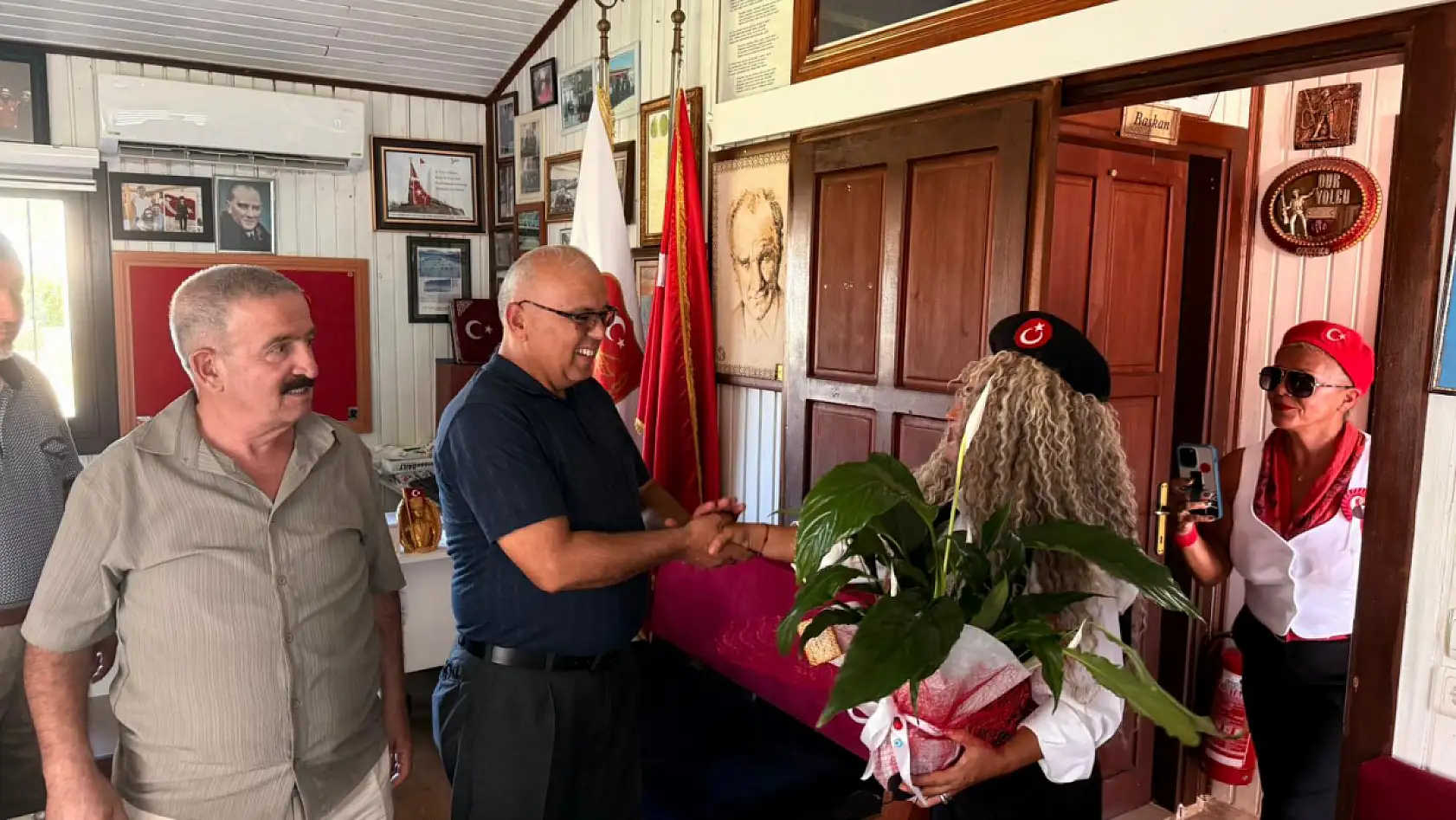 Fethiyeli Kadın Efeler' den Gaziler Derneği'ne Ziyaret