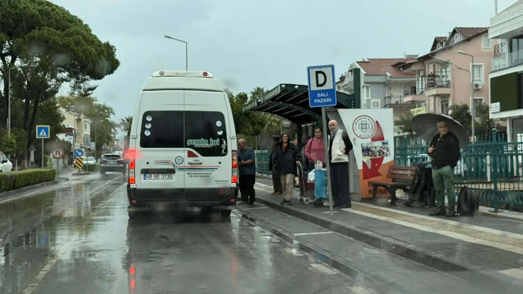 Fethiye'de Sağanak Yağış Etkisini Sürdürüyor! Vatandaşlar Toplu Taşımaya Yöneldi