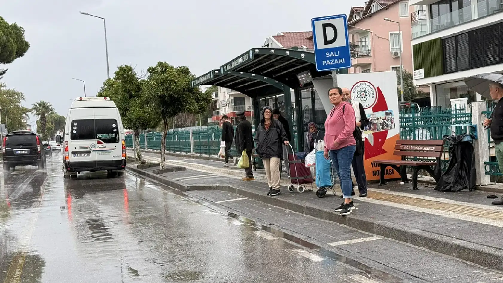 Fethiye'de Sağanak Yağış Etkisini Sürdürüyor! Vatandaşlar Toplu Taşımaya Yöneldi