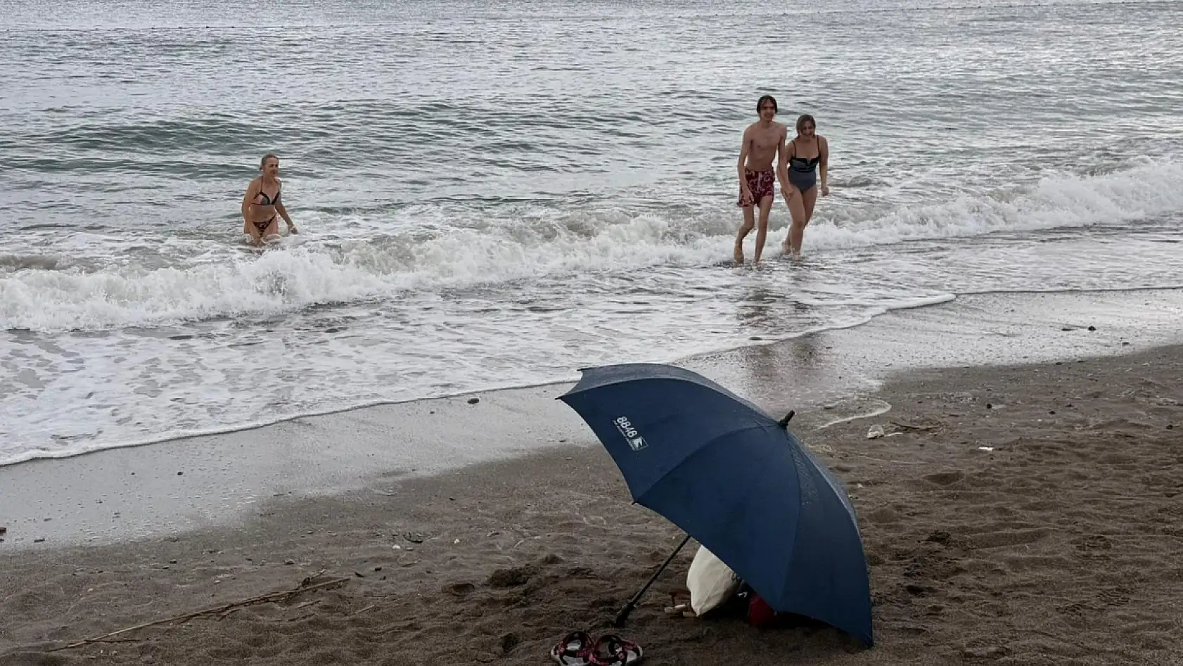 Fethiye'de Gökgürültülü Sağanak Altında Turistler Deniz Keyfi Yaşadı