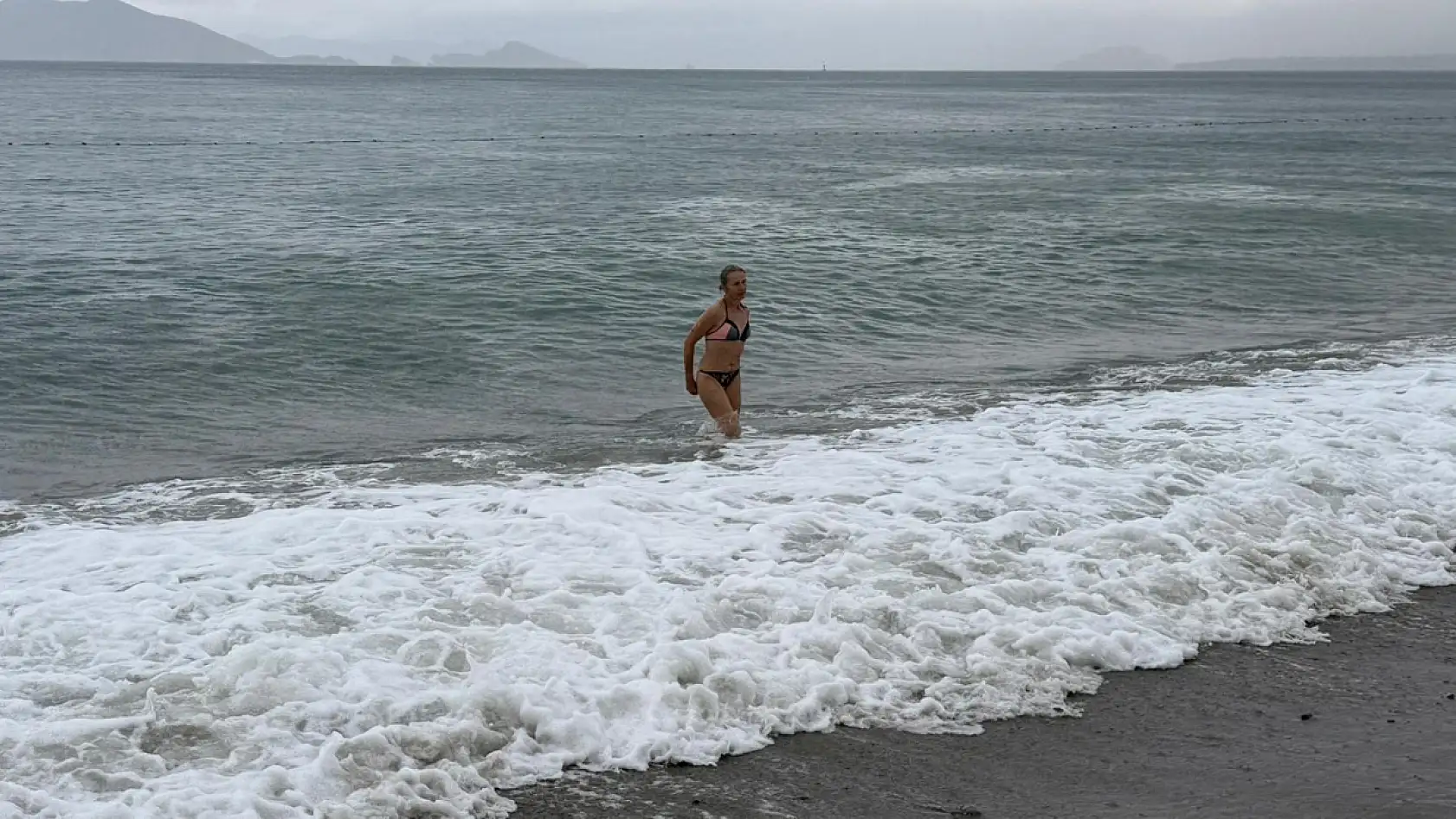 Fethiye'de Gökgürültülü Sağanak Altında Turistler Deniz Keyfi Yaşadı