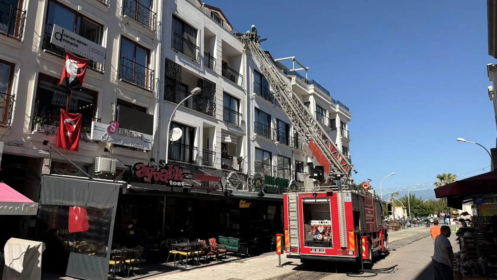 Fethiye'de baca yangını korkuttu: İtfaiye ekipleri alevleri büyümeden söndürdü