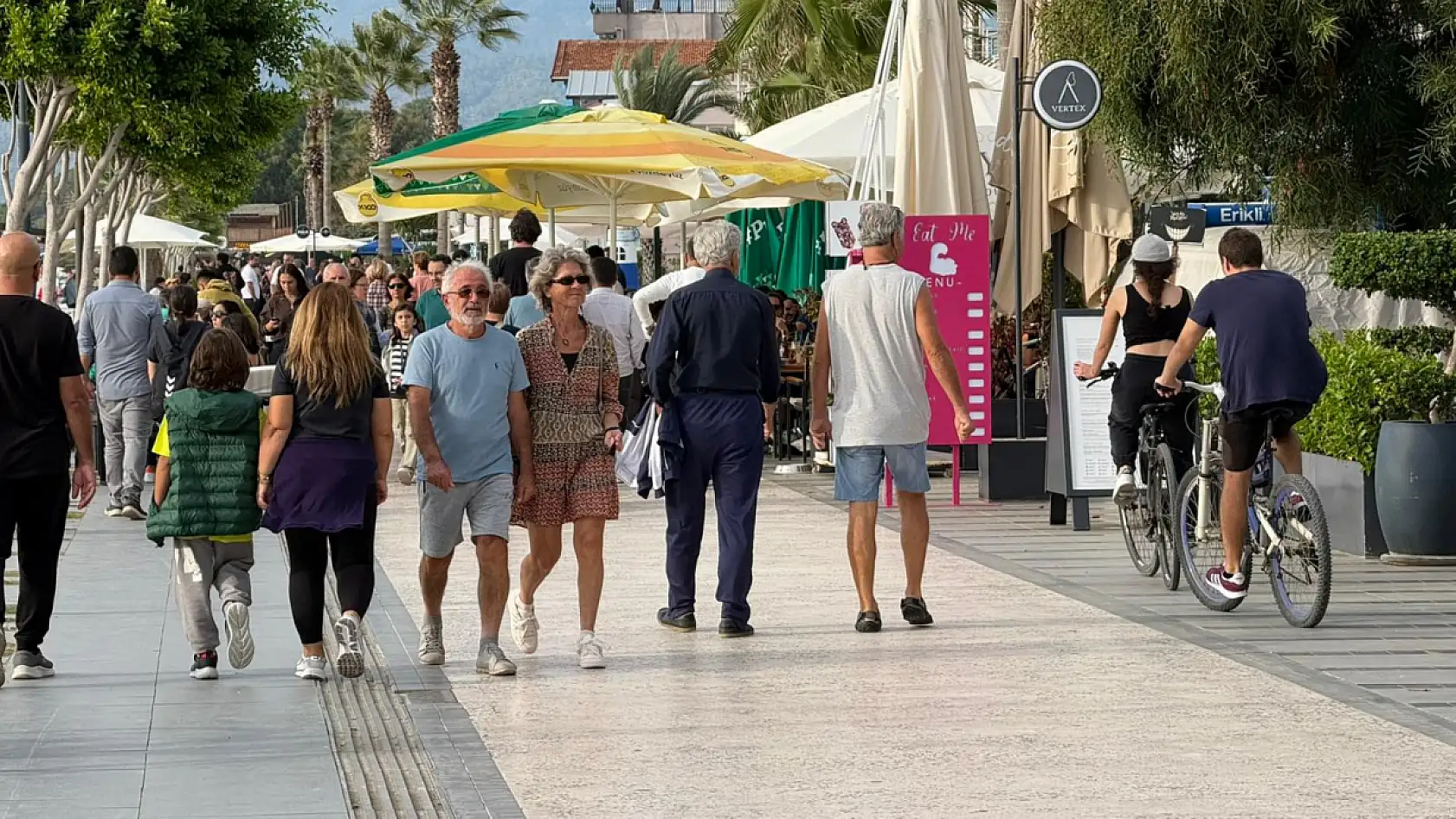 Fethiye Çalış Plajı'nda Kasım Sıcağı: Güneşli Havayı Fırsat Bilenler Sahile Akın Etti