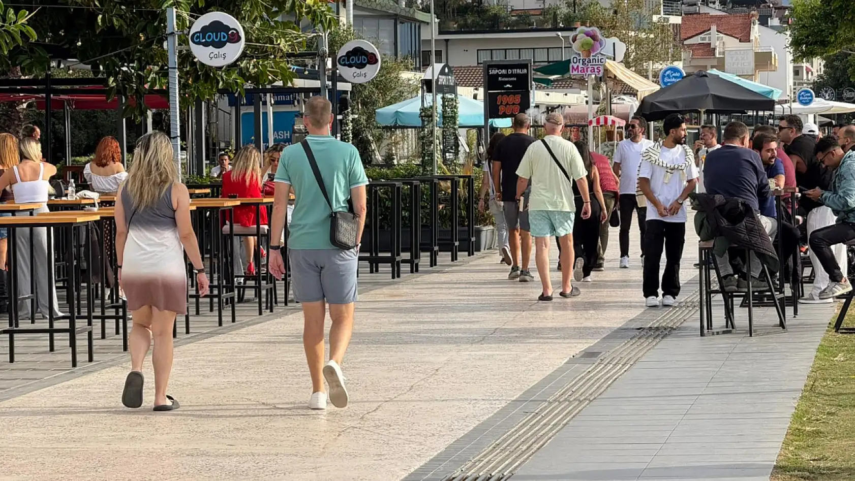 Fethiye Çalış Plajı'nda Kasım Sıcağı: Güneşli Havayı Fırsat Bilenler Sahile Akın Etti