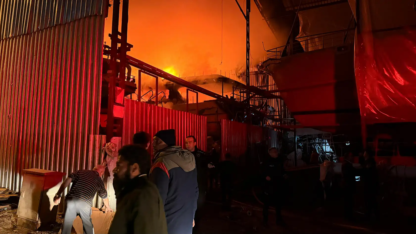 Fethiye'de tersanede tekne yangını