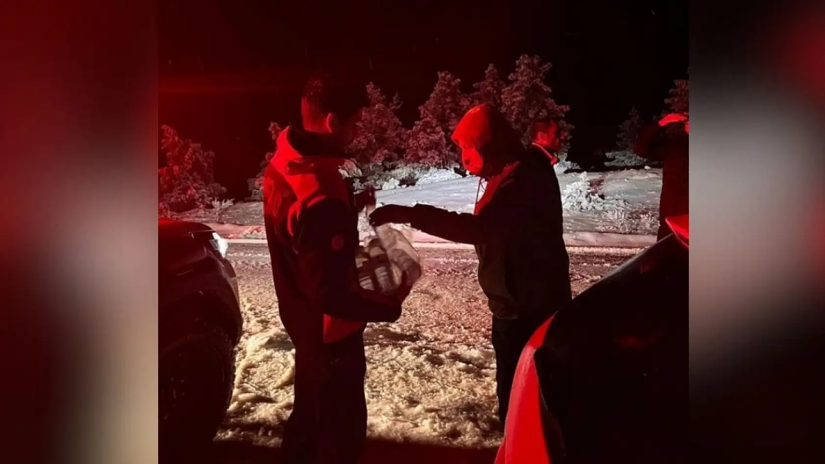 Seydikemer'de kardan kapanan yolda araçlar mahsur kaldı