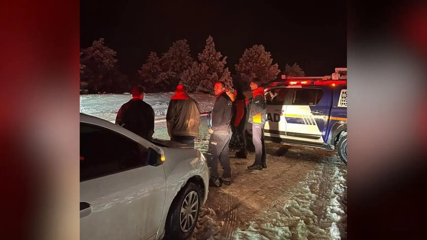 Seydikemer'de kardan kapanan yolda araçlar mahsur kaldı