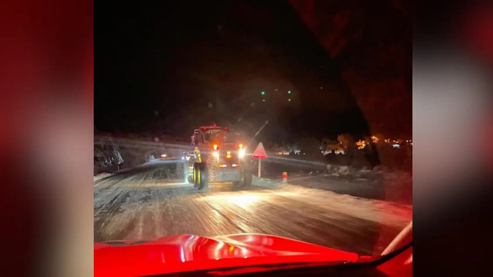 Seydikemer'de kardan kapanan yolda araçlar mahsur kaldı