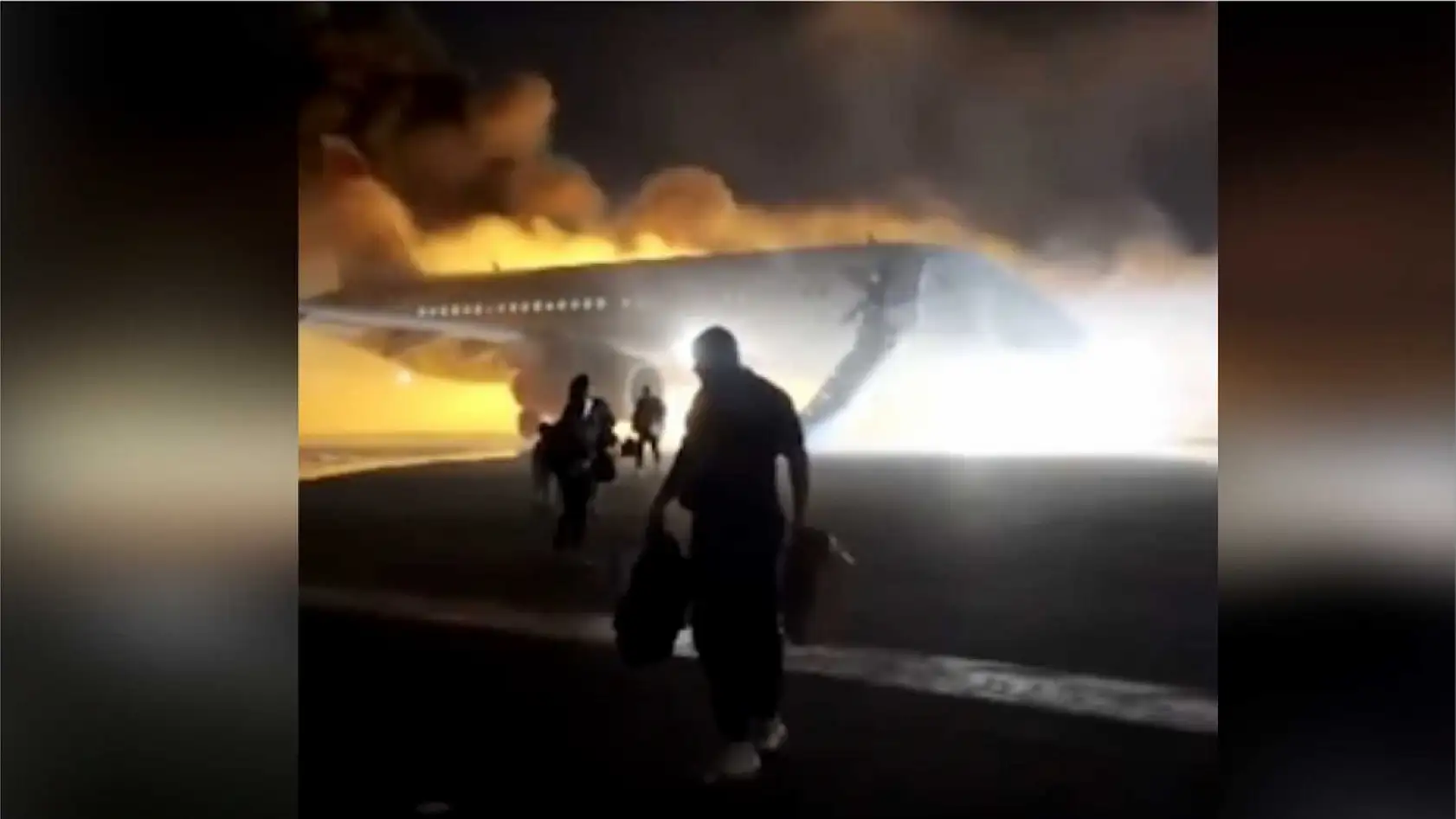 Yanan uçaktan tahliye anları film sahnelerini aratmadı