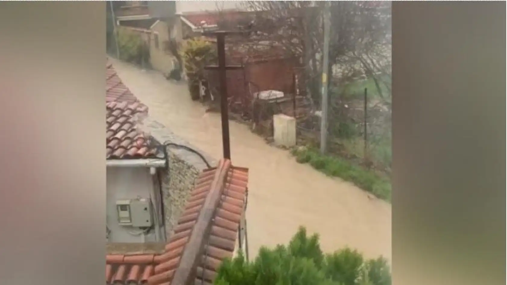 Ünlü tatil merkezi Çeşme'de caddeler göle döndü