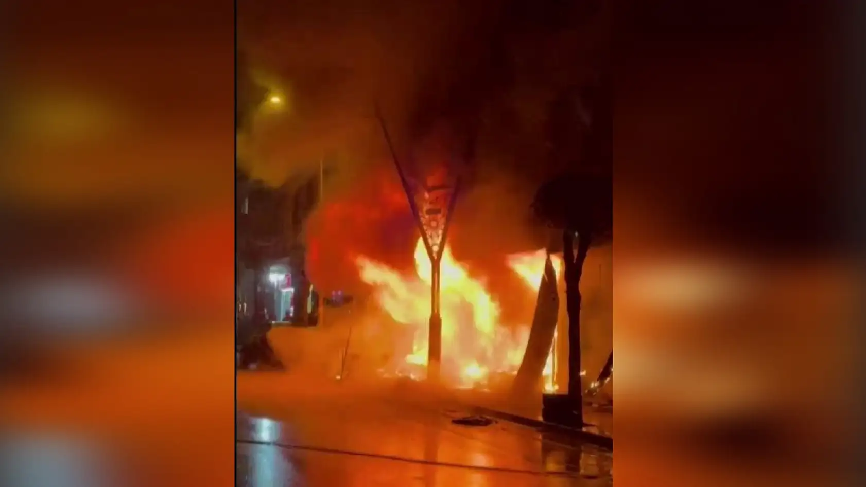 Korkutan yangın! Oyuncak dükkanı küle döndü