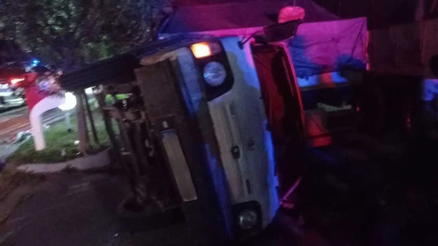 Kamyon ile kamyonet çarpıştı: 1 ölü, 1 yaralı