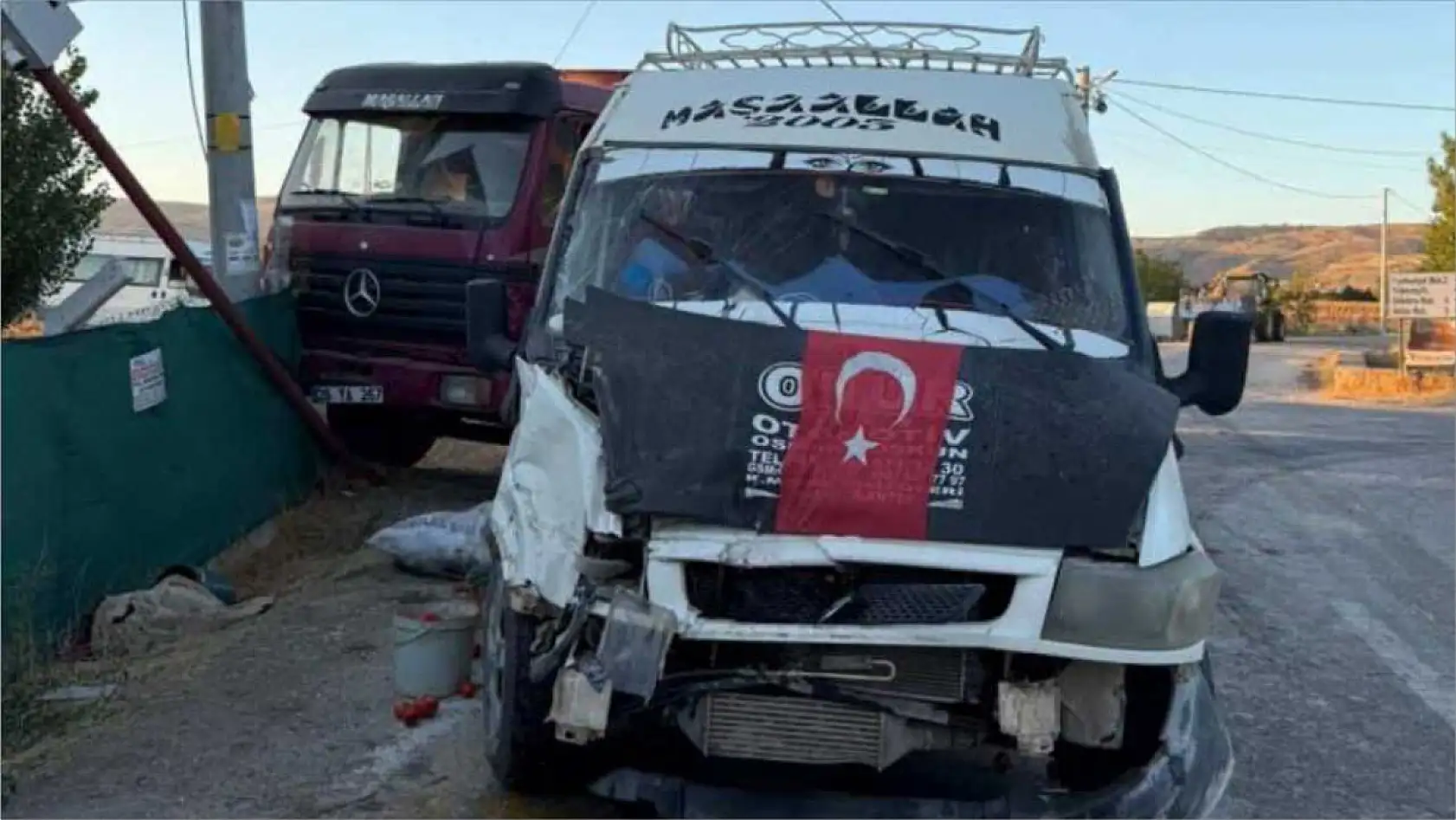 Domates Yüklü Kamyon Tarım İşçilerini Taşıyan Minibüsle Çarpıştı: 20 Yaralı