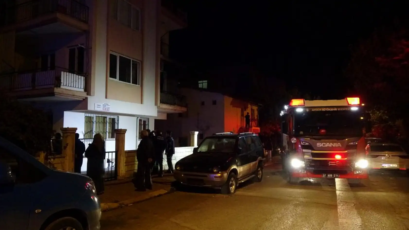 Dairede çıkan yangında 3'ü çocuk 4 kişi dumandan etkilendi