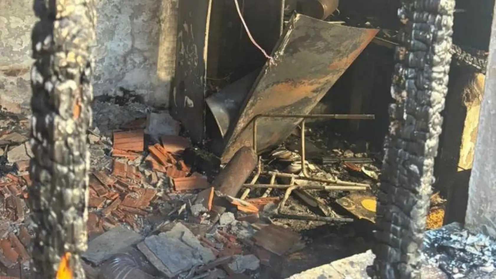 Yaşlı adam evinde elektrikli sobadan çıkan yangında hayatını kaybetti