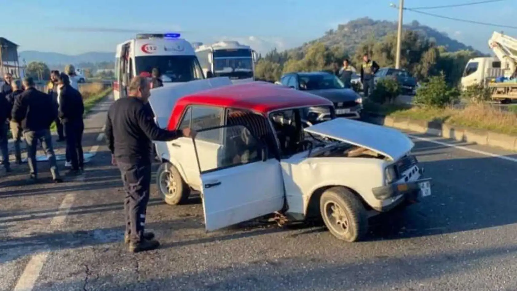 Milas'ta zincirleme kaza, Tofaş araç teneke kutu gibi ezildi