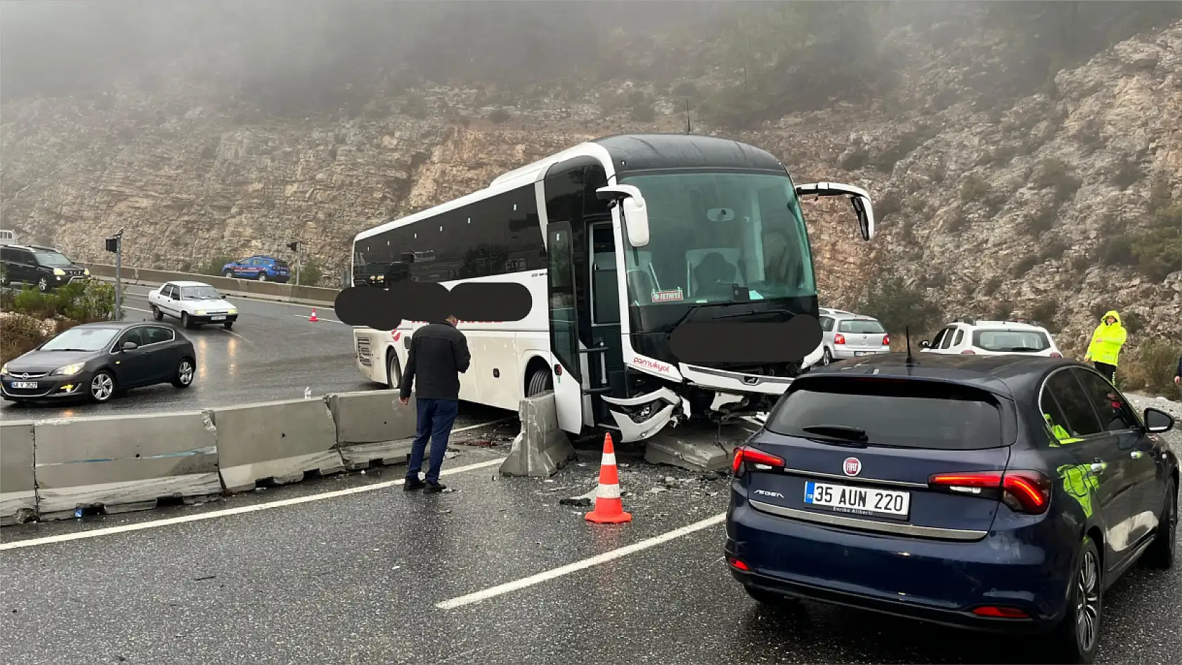 Fethiye'ye Doğru Yola Çıkan Otobüs Kaza Yaptı: 5 Yaralı