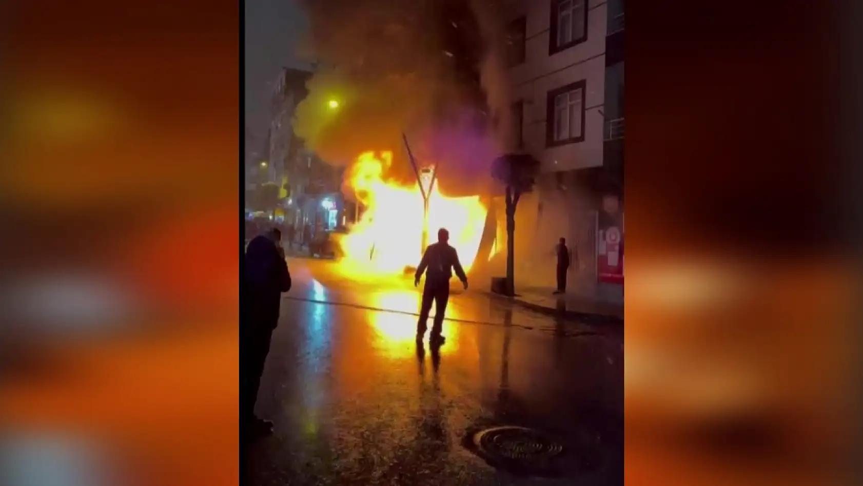 Korkutan yangın! Oyuncak dükkanı küle döndü