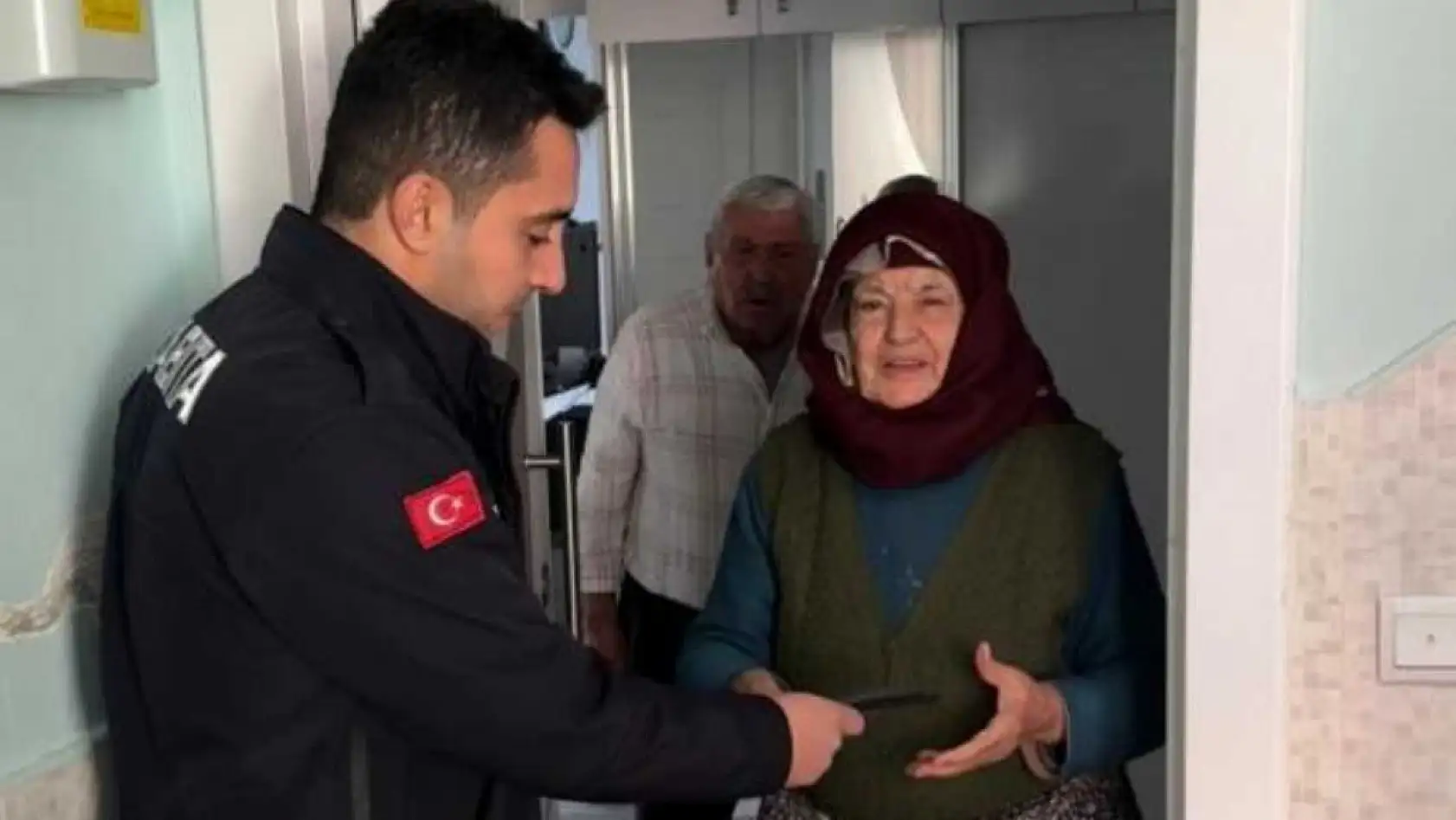 Yaşlı kadının pazarda kaybettiği cüzdanı bulup evinde teslim ettiler